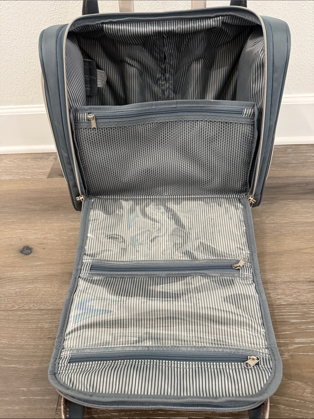 London Fog Under-the-Seat Carry-On Luggage  Bag Hartford II Collection Unisex - Picture 9 of 16